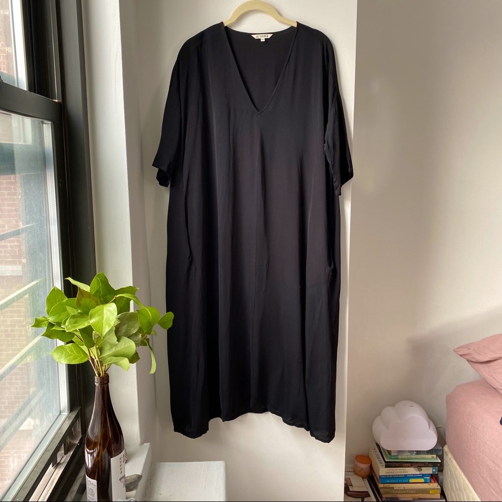 ALI GOLDEN Cropped Sleeve V-Neck Dress